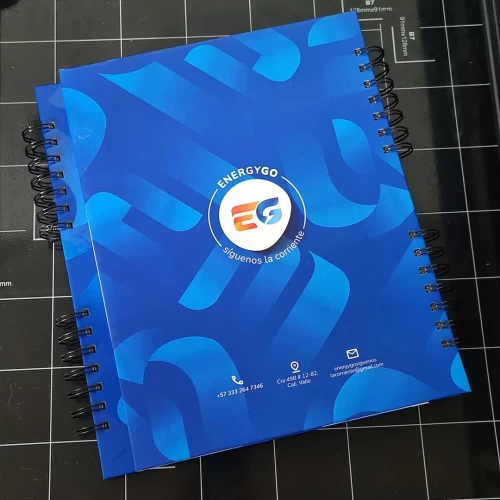 Cuaderno tamaño carta pasta dura, en la imagen la contraportada